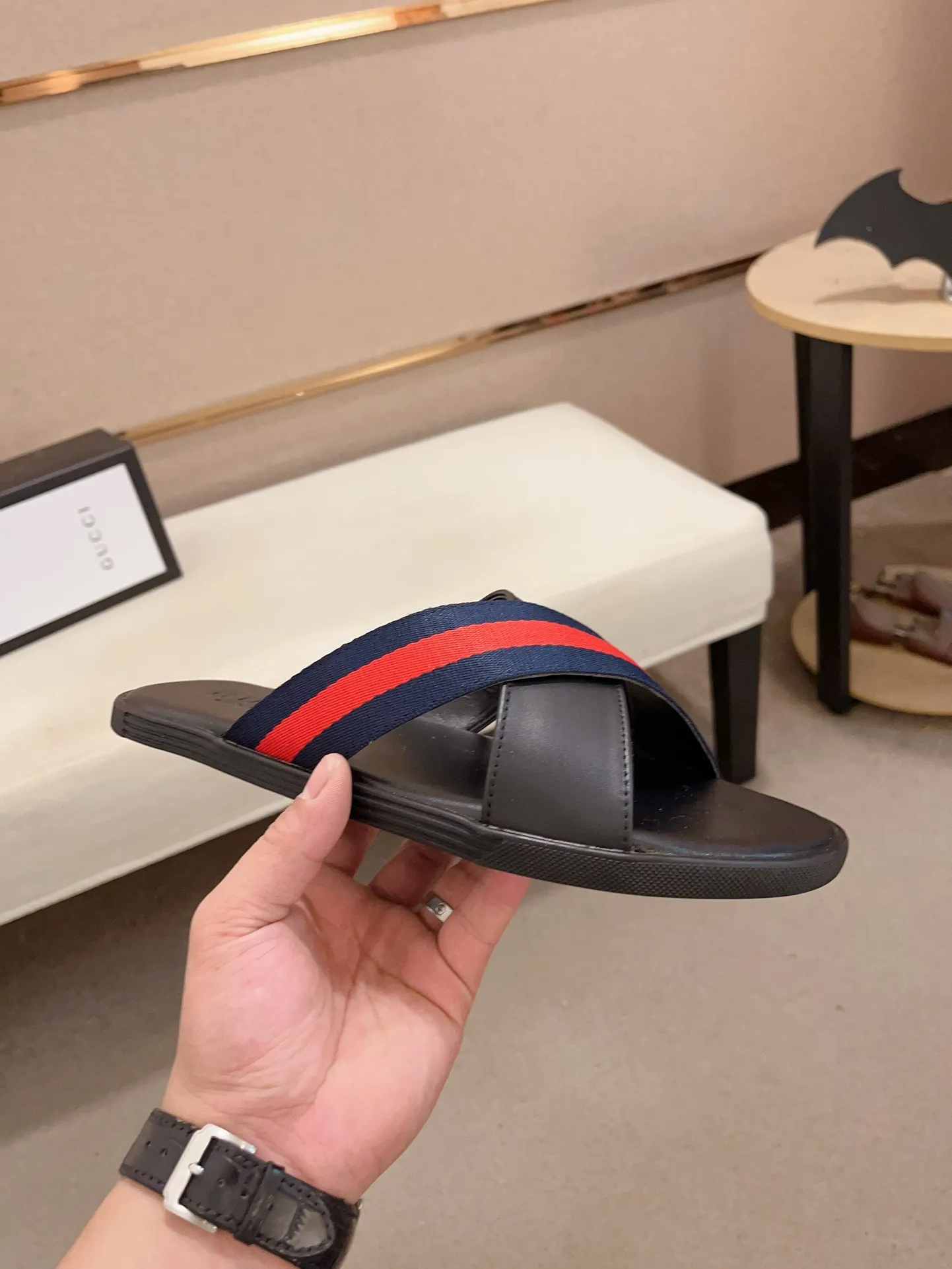 Men's shoes 💰: 240💰 [gucci Gucci slippers] High-end men's shoes brand official website 1:1 latest masterpiece: original mold customization, the fabric is made of imported original materials, upgraded outsole, lighter and non-slip. The market's top quality, simple yet tasteful, a must-have for fashionistas, fashionable at your feet, full of confidence, the same style at the counter 👍The season of summer slippers is here. Code: 38-45
